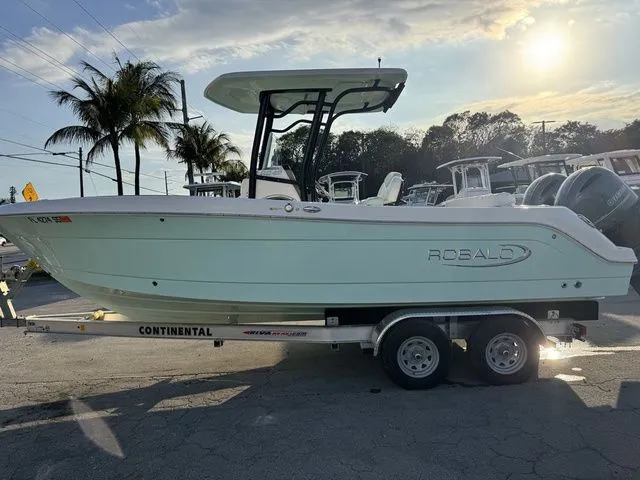 Slide: The Image of Robalo R242 2020 - 4