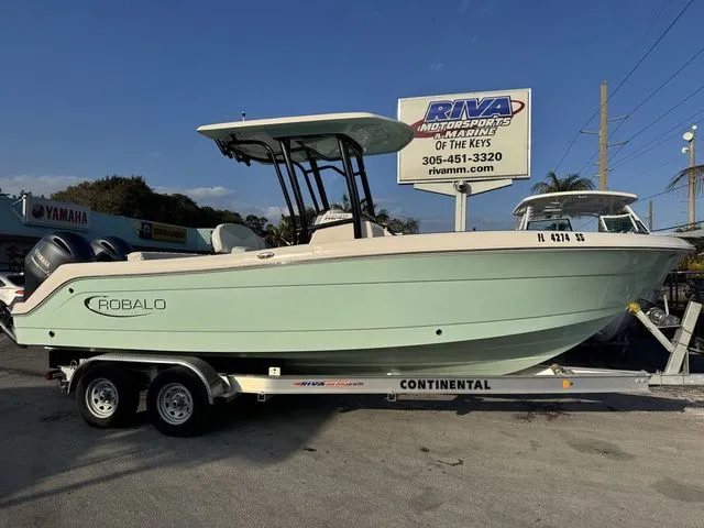 Slide: The Image of Robalo R242 2020 - 5