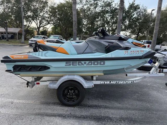 Slide: The Image of Sea-Doo Wake 2022 - 4