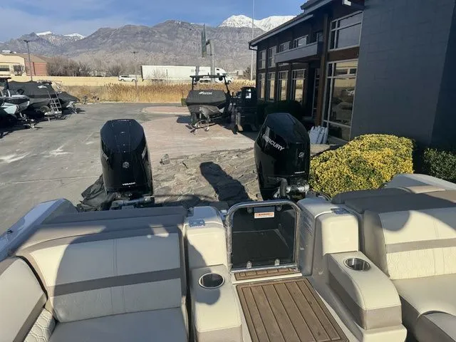 Slide: The Image of Avalon Excalibur LTD 2585 Twin SS 2026 - 19