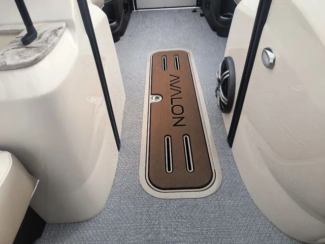 Slide: The Image of Avalon Excalibur LTD 2585 Twin SS 2026 - 24