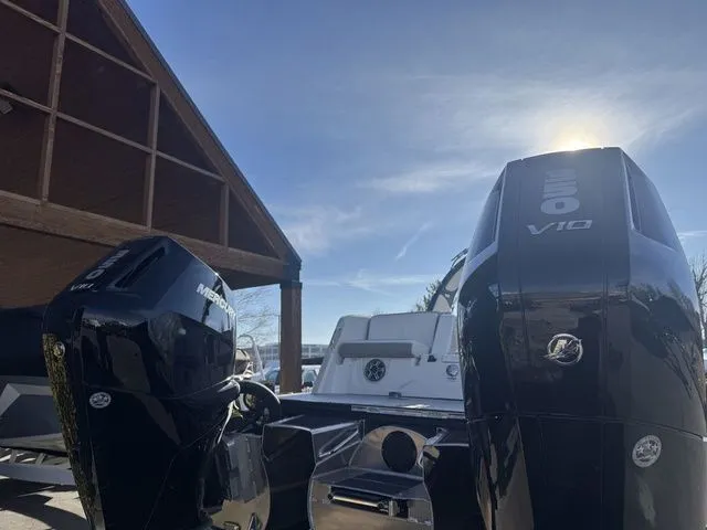 Slide: The Image of Avalon Excalibur LTD 2585 Twin SS 2026 - 3