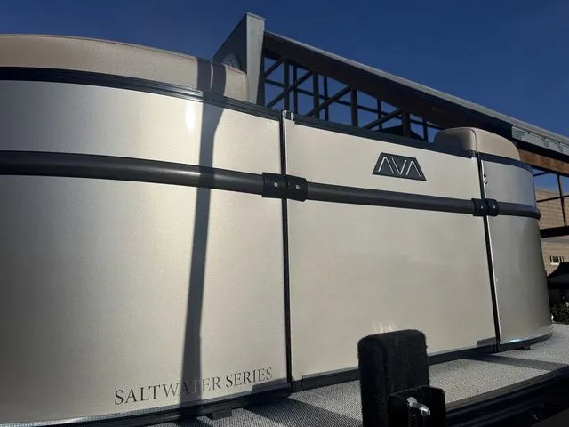 Slide: The Image of Avalon Excalibur LTD 2585 Twin SS 2026 - 6