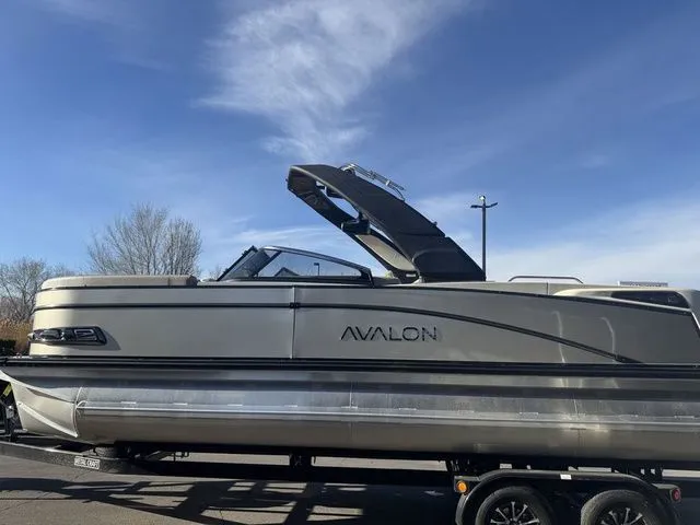 Slide: The Image of Avalon Excalibur LTD 2585 Twin SS 2026 - 9