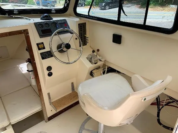 Slide: The Image of Parker Marine 2520 Deep Vee Sport Cabin 1998 - 11
