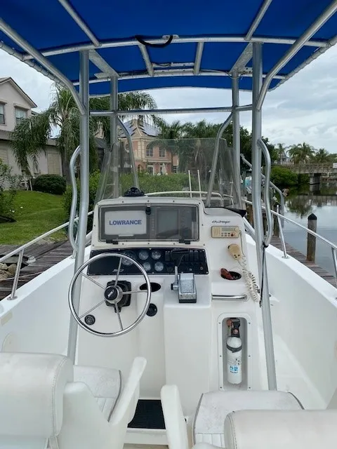 Slide: The Image of Boston Whaler OUTRAGE 1999 - 10