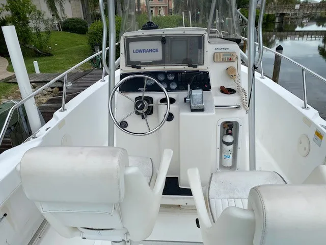 Slide: The Image of Boston Whaler OUTRAGE 1999 - 9