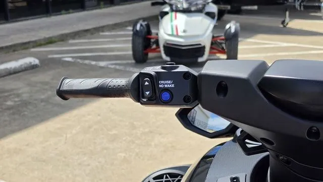 Slide: The Image of Close-up of Yamaha WaveRunner FX Cruiser HO 2026 handlebar. - 14