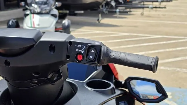 Slide: The Image of Handlebar of 2026 Yamaha WaveRunner FX Cruiser HO with start-stop button. - 15