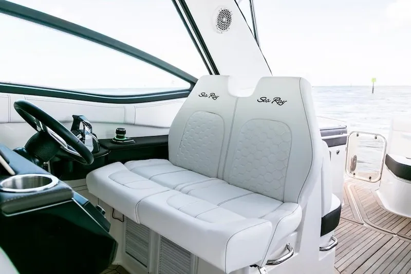 Slide: The Image of Sea Ray Sundancer 320 OB 2021 - 10