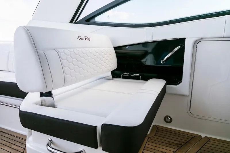 Slide: The Image of Sea Ray Sundancer 320 OB 2021 - 11