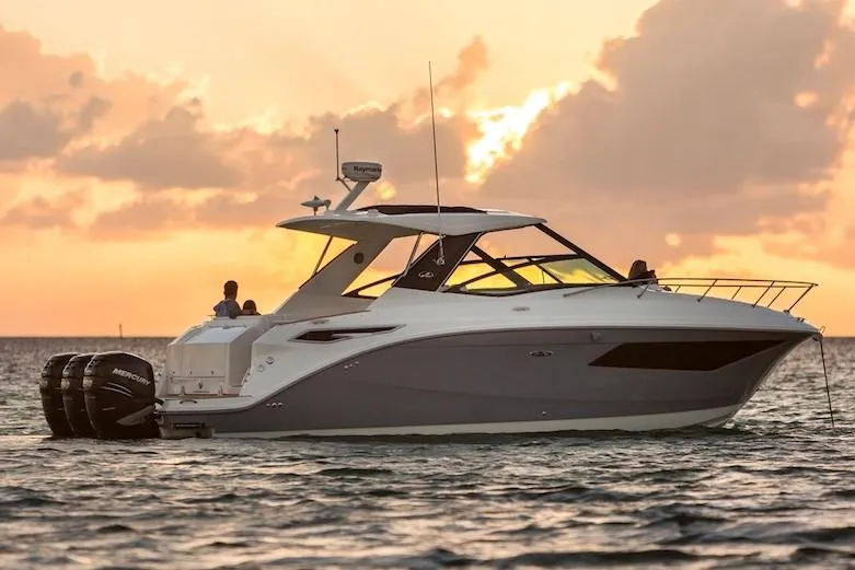 Slide: The Image of Sea Ray Sundancer 320 OB 2021 - 4