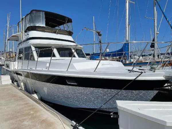 Slide: The Image of Uniflite 48 Yacht Fisherman 1981 - 2