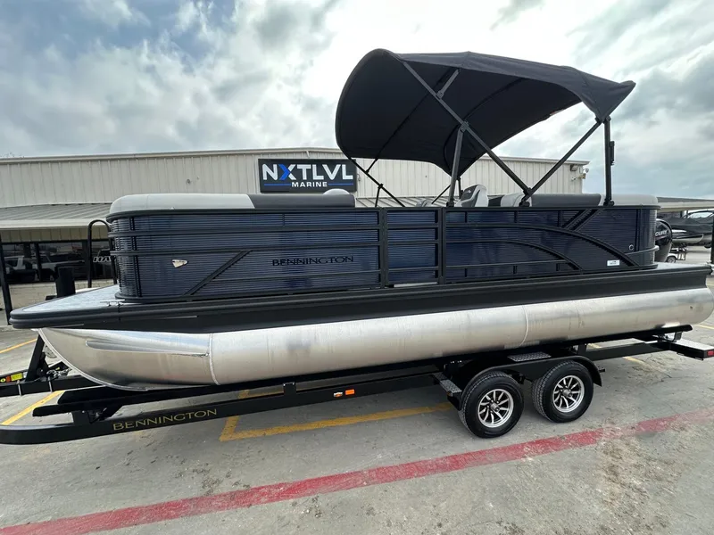 The Image of Bennington 22 S STERN RADIUS pontoon boat, 2026 model, on trailer at NXT LVL Marine. - 1