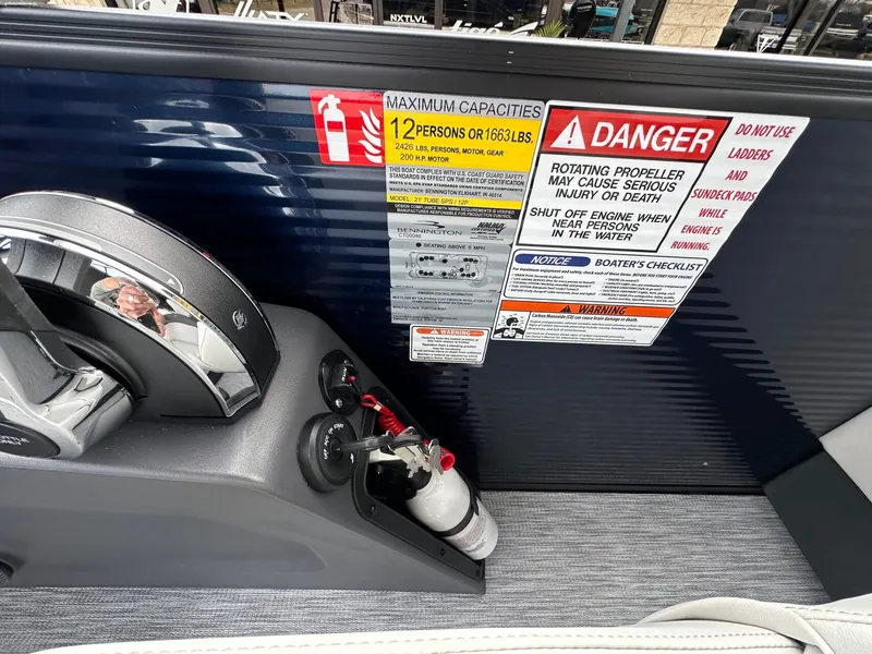 Slide: The Image of Bennington 22 S STERN RADIUS 2026 with safety and capacity warnings. - 19