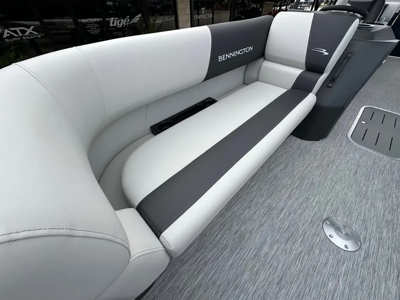 Slide: The Image of Bennington 22 S STERN RADIUS boat seating, 2026 model. - 24