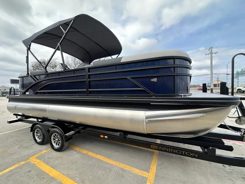 Slide: The Image of 2026 Bennington 22 S STERN RADIUS pontoon boat on trailer. - 7