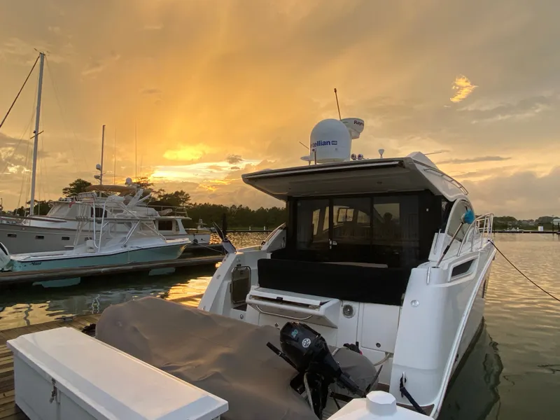 Slide: The Image of Sea Ray 400DA Sundancer 2017 - 1