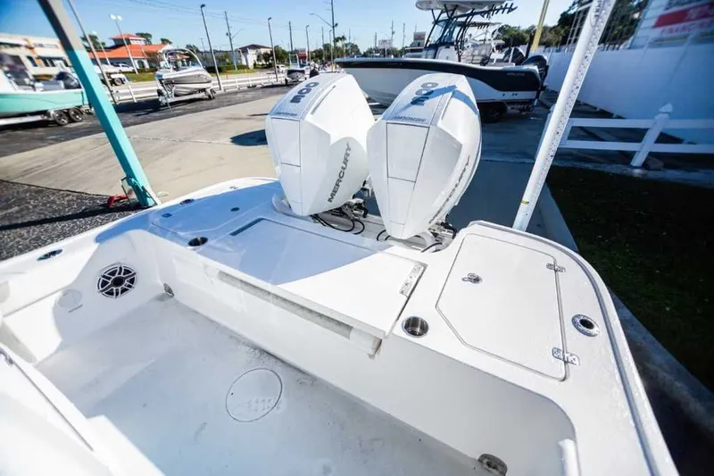 Slide: The Image of Caymas 28 HB Twin 2022 - 13