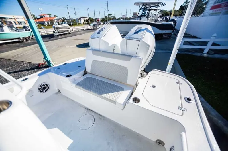 Slide: The Image of Caymas 28 HB Twin 2022 - 14