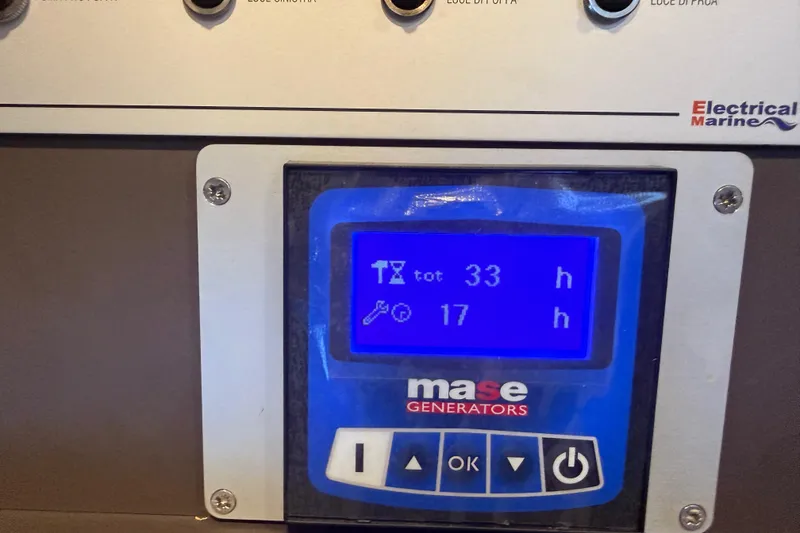 Slide: The Image of Mase generator display on 2018 Azimut Atlantis 43 yacht, showing 33 total hours. - 27