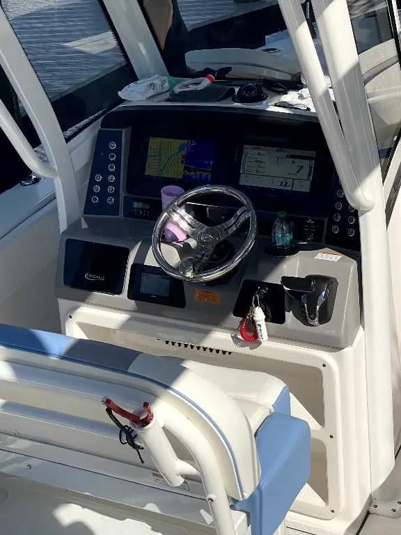 Slide: The Image of Robalo 266 Cayman 2023 - 1