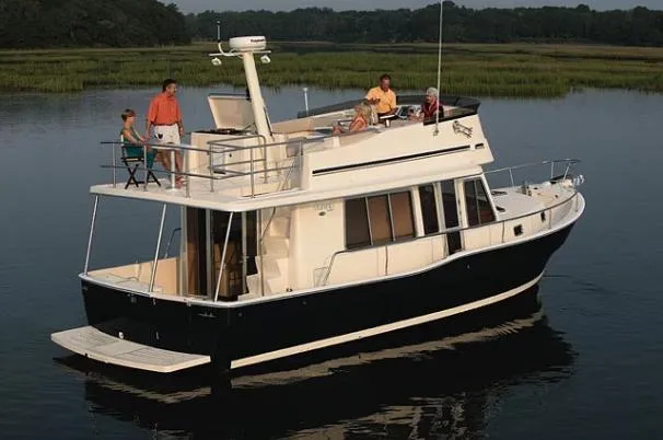 Slide: The Image of Throttle control lever on a 2006 Mainship 40 Trawler boat dashboard. - 27