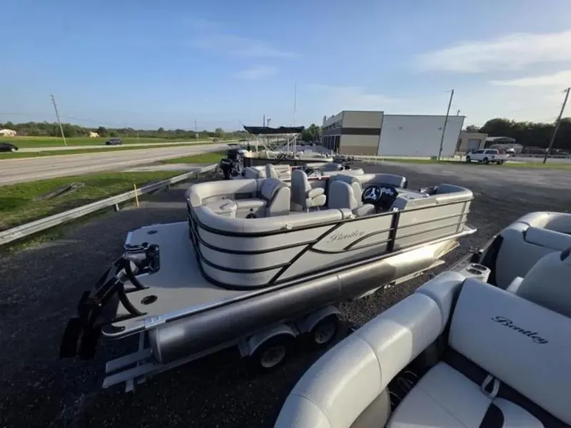 Slide: The Image of Bentley Pontoons Legacy 200 Navigator 2025 - 7