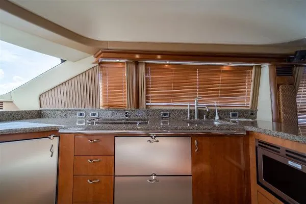 Slide: The Image of Sea Ray 550 Sedan Bridge 2005 - 10