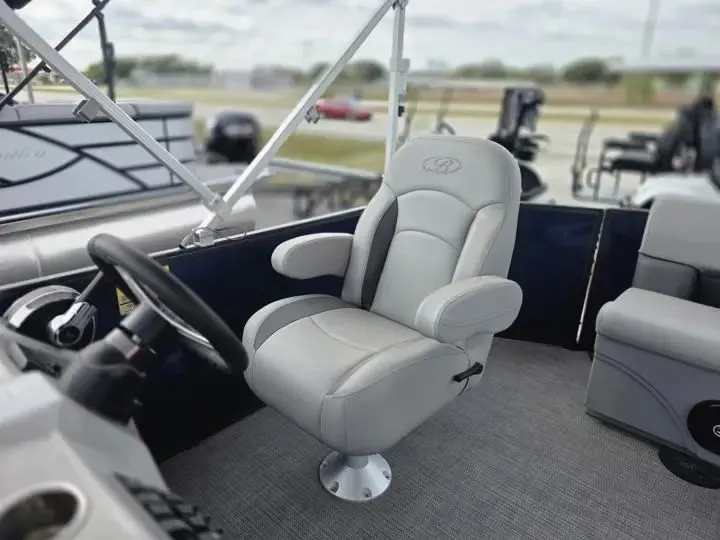 Slide: The Image of Bentley Pontoons LE 160 CR 2025 - 11