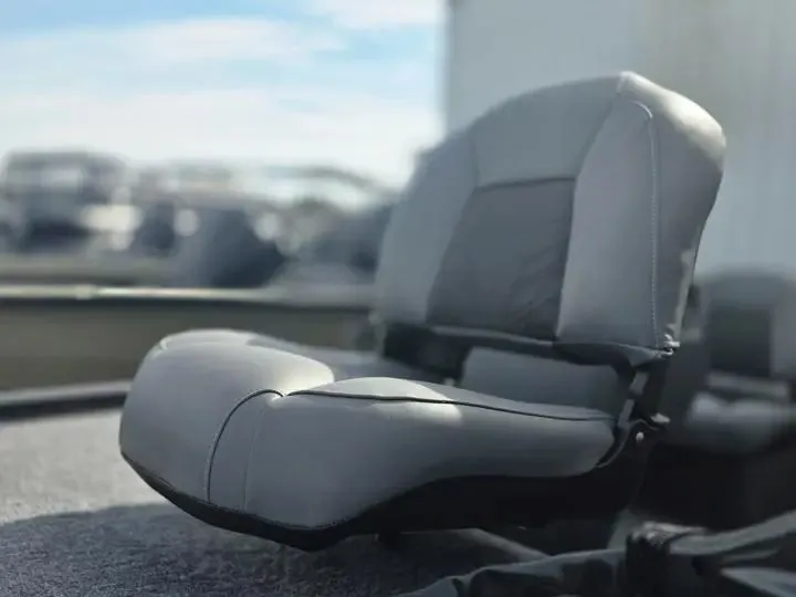 Slide: The Image of Gray seat in Tracker Bass Tracker Classic XL 2026 boat. - 11