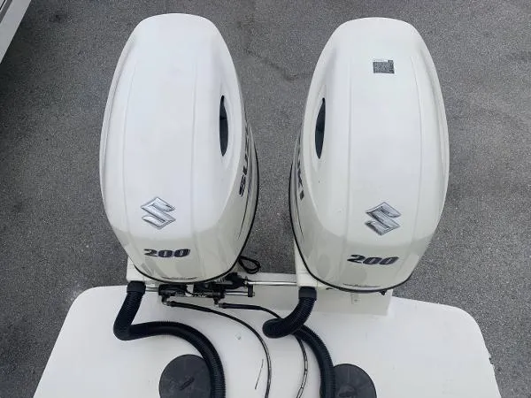Slide: The Image of Regulator Marine 26 Forward Seating 1999 - 4