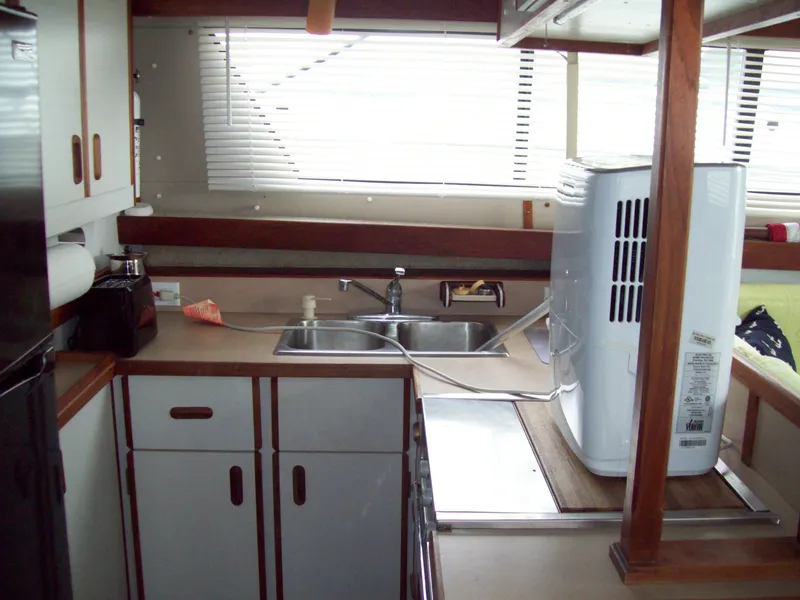 Slide: The Image of Carver Yachts Mariner 1987 - 10