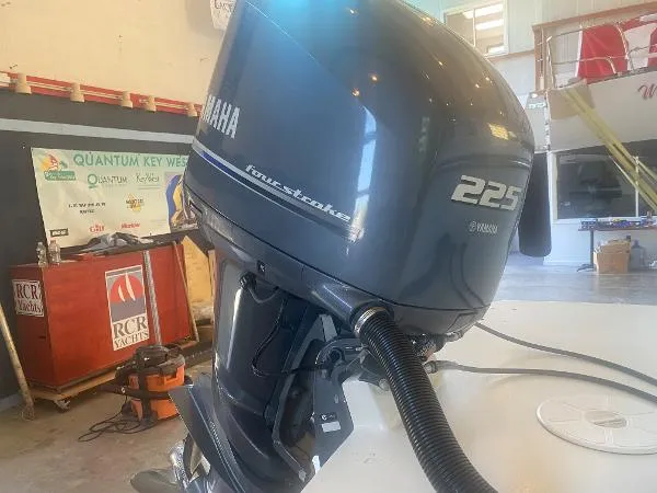 Slide: The Image of Parker Marine 2320 SL Sport Cabin 2015 - 11