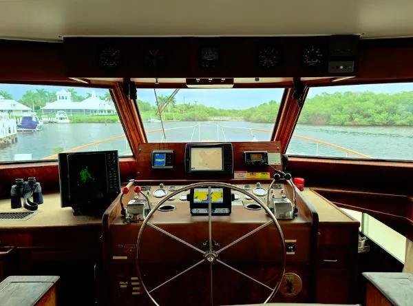 Slide: The Image of Hatteras Motoryacht 1977 - 8