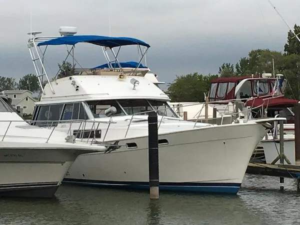 Slide: The Image of Bayliner 3818 Motor Yacht 1988 - 2