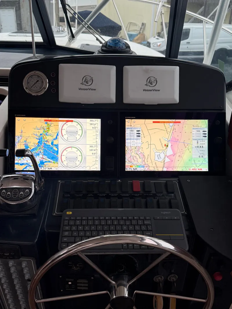 Slide: The Image of Pursuit 3400 Express 2003 helm with navigation system. - 17