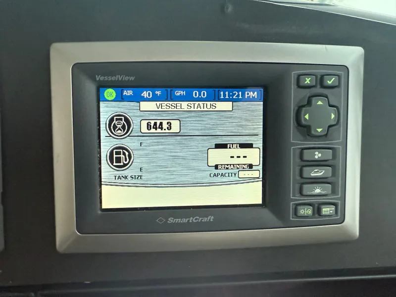 Slide: The Image of SmartCraft VesselView display on Pursuit 3400 Express 2003. - 23