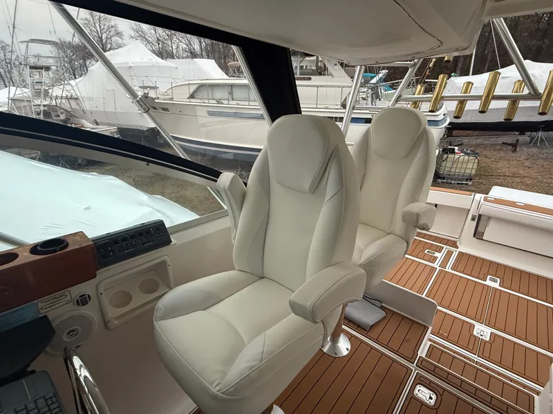 Slide: The Image of Interior of a 2003 Pursuit 3400 Express boat. - 32