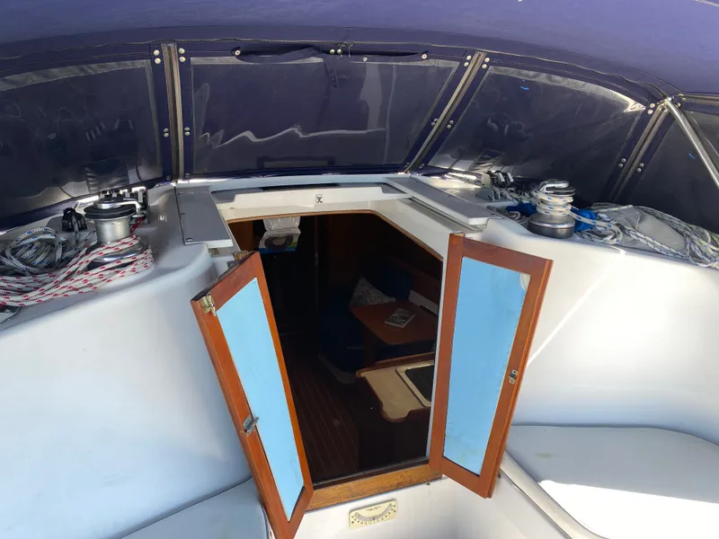 Slide: The Image of Open cabin door on a 2003 Catalina 350 yacht. - 9