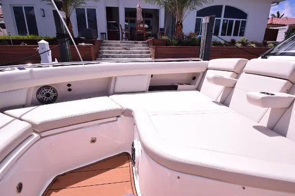 Slide: The Image of Boston Whaler 380 Realm 2020 - 9
