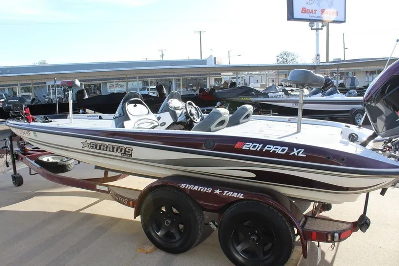 The Image of 2005 Stratos 201 Pro XL boat on trailer at dealership. - 0
