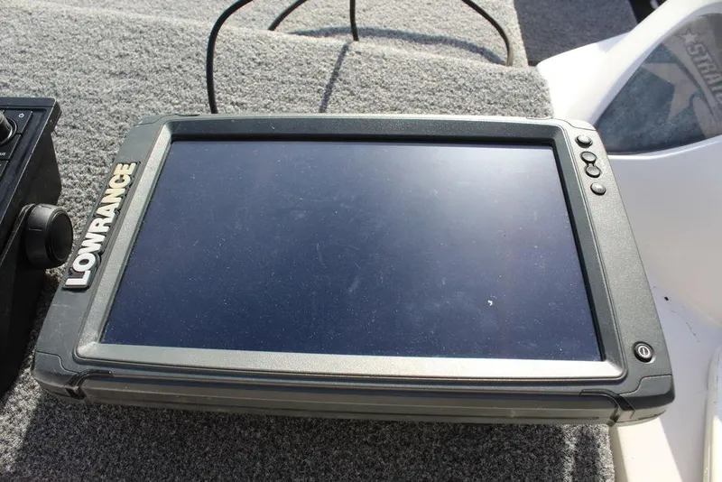 Slide: The Image of Lowrance fishfinder on 2005 Stratos 201 Pro XL boat dashboard. - 3