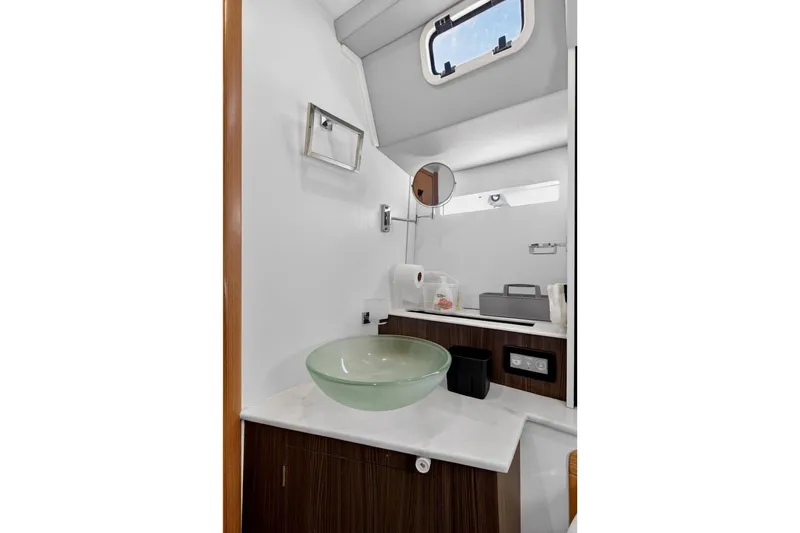 Slide: The Image of Southerly 420 aft head - 40