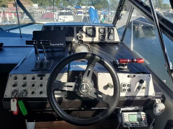 Slide: The Image of Carver Yachts Montego 3257 1989 - 10