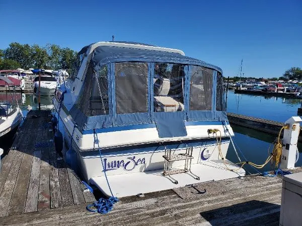 Slide: The Image of Carver Yachts Montego 3257 1989 - 2