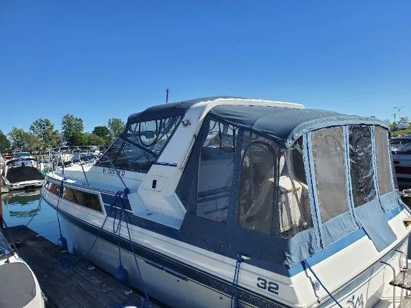 Slide: The Image of Carver Yachts Montego 3257 1989 - 3