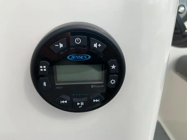 Slide: The Image of Bayliner XL E18 2020 - 10