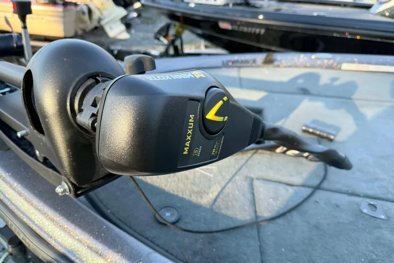 Slide: The Image of Trolling motor on 2008 Stratos 294 XL boat deck, featuring Minn Kota Maxxum. - 8