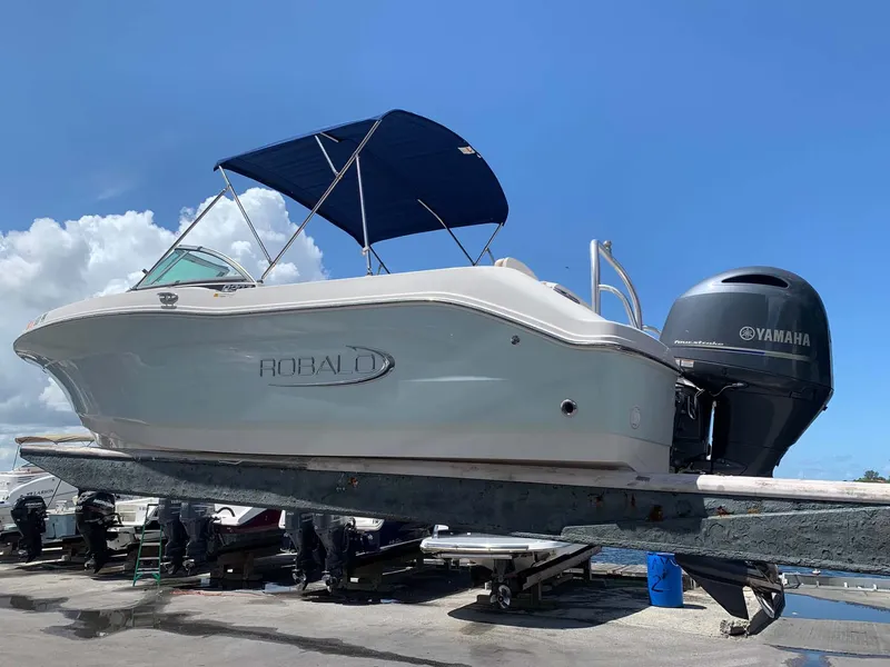Slide: The Image of Robalo 207 2016 - 0